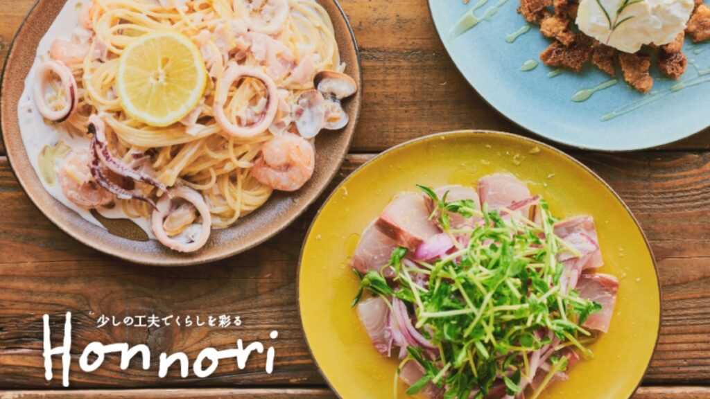 テーブル華やぐ、カラフルなお皿で楽しい食事を